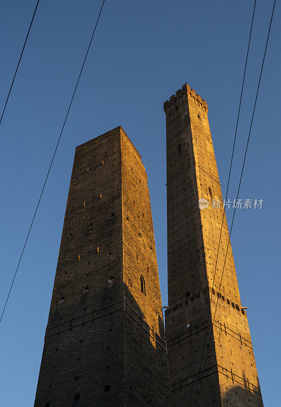 低角度的双塔(Due Torri)，阿西内利和加里森达，博洛尼亚，意大利